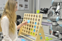 4-Gewinnt: Roboter forderte Besucher zum Match