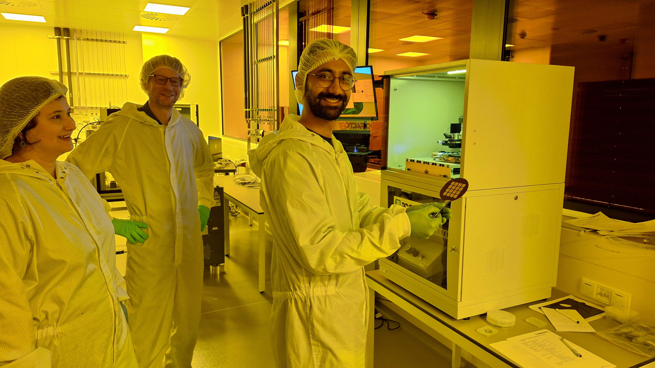 Titelbild für: PROFACTOR installiert Step-and-Repeat Nanoimprint Stepper am FZU Prag für die skalierbare Nanofabrikation