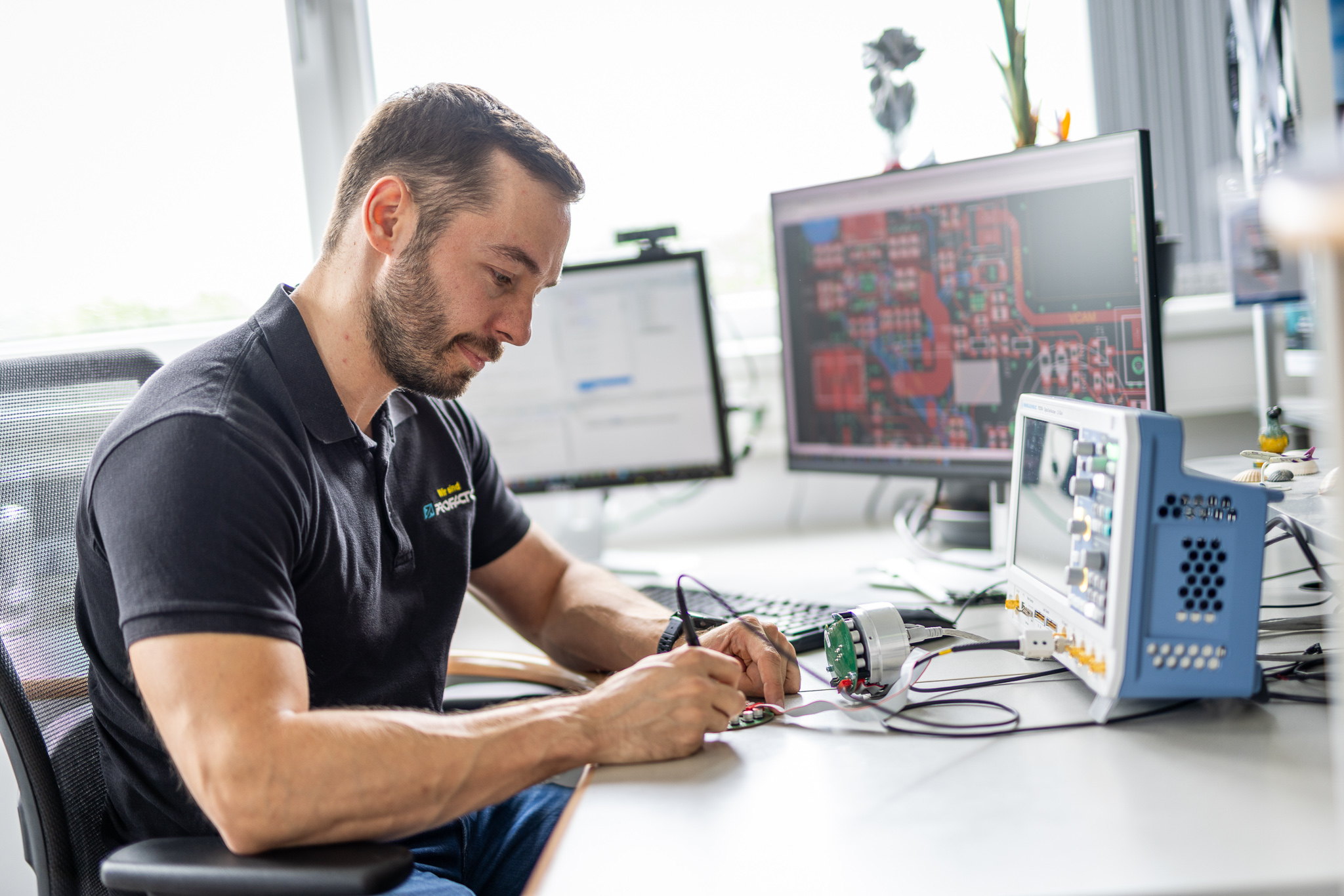 Mitarbeiter beim Arbeiten am Arbeitsplatz
