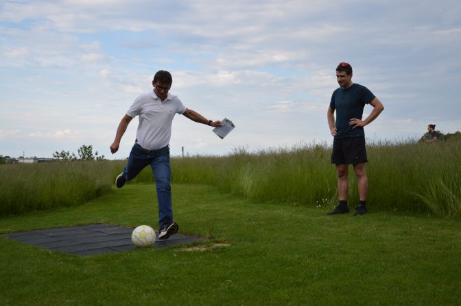 Mitarbeiter spielt Soccer-Golf