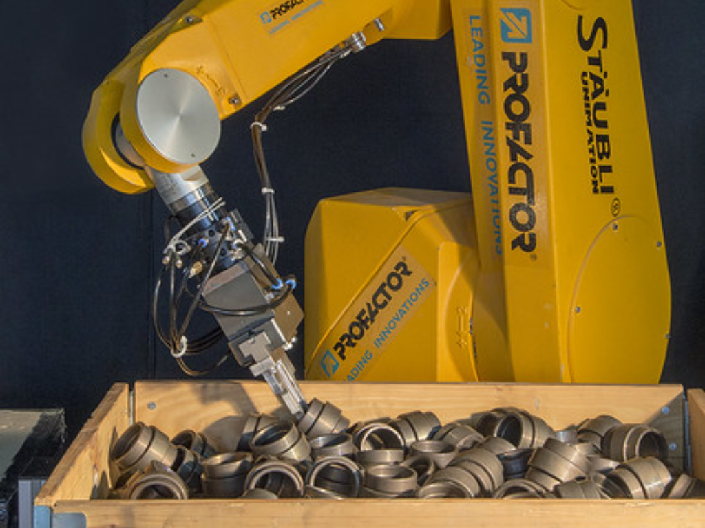 Stäubli-Industrieroboter beim Bin Picking von Metallteilen in einer automatisierten Produktion