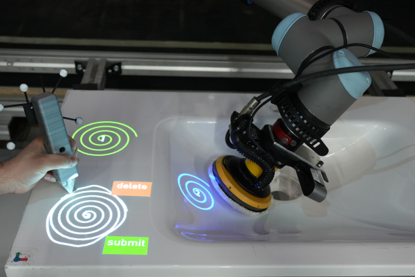 Automatisierung: Mensch-Roboter-Interaktion mit Cobot beim Polieren eines Bauteils über eine gestenbasierte Assistenzoberfläche