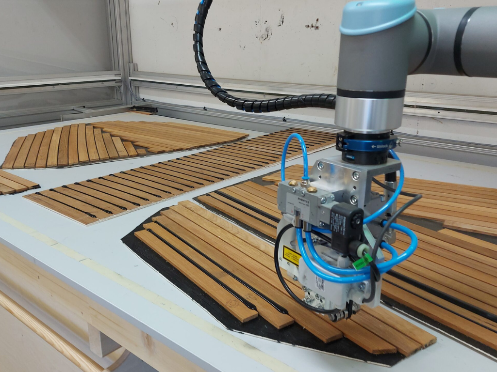 Leichtbauroboter (Cobot) zur automatisierten Verfugung eines Teak-Bootdecks in der Bootsdeckproduktion