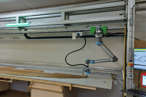 Automatisierung: intelligentes Robotersystem für automatischen Kleberauftrag und Ausfugen in der industriellen Produktion