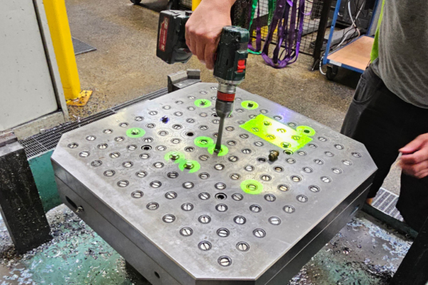 Automatisierung: Visuelle Assistenz mit Projektionssystem unterstützt Mitarbeiter beim Rüsten von Maschinen in der Produktion