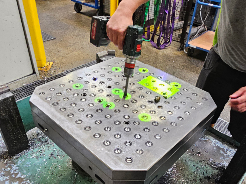 Automatisierung: Visuelle Assistenz mit Projektionssystem unterstützt Mitarbeiter beim Rüsten von Maschinen in der Produktion