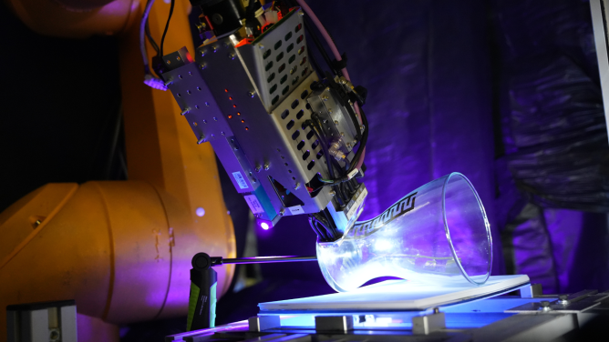 Robotergestütztes Freiform-Inkjet-Drucksystem zum präzisen Bedrucken von gekrümmten 3D-Oberflächen in der industriellen Fertigung