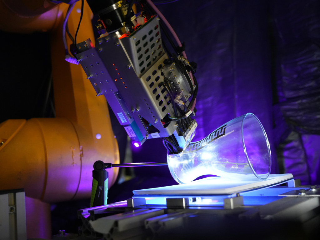 Freiform Inkjet-Druck mit robotergestütztem Drucksystem zur digitalen Dekoration komplexer Bauteiloberflächen