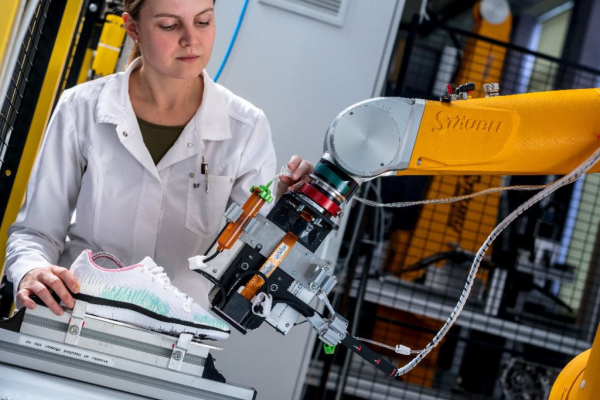 Robotergestützter Freiform Inkjet-Druck zur digitalen Dekoration eines Schuhs auf einer komplexen Oberfläche
