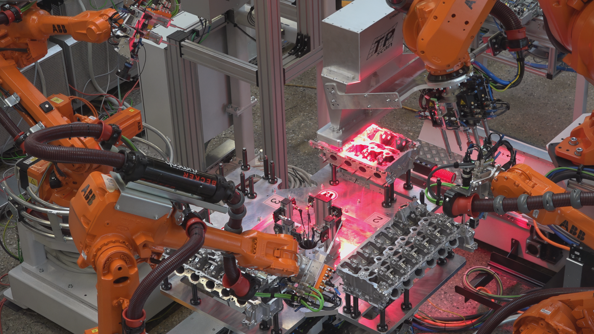 Industrielle Inspektion eines Motorzylinderkopfs mit automatisierter Oberflächenprüfung durch Roboter und 3D-Laserscanner zur Qualitätskontrolle in der Produktion.