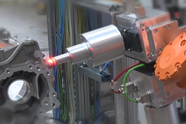 Industrielle Inspektion eines E-Antriebsgehäuses mit robotergestützter integrierter Oberflächenprüfung