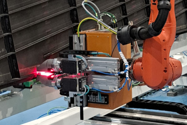 Industrielle Inspektion eines Faserverbund-Strukturbauteils aus der Luftfahrt mit robotergestützter optischer Bauteilprüfung