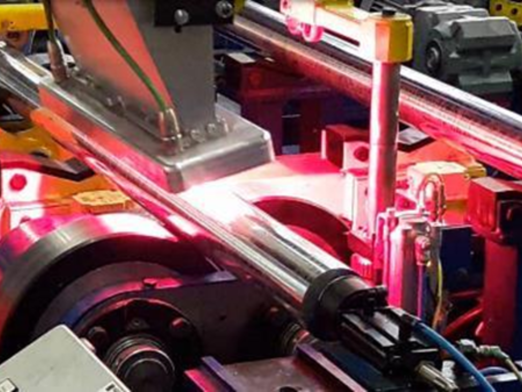 Industrielle Inspektion mit kamerabasierter optischer Oberflächenprüfung und Bauteilvermessung in der automatisierten Fertigung