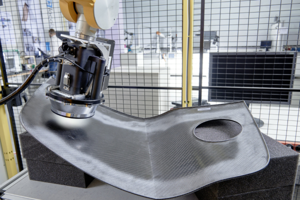 Robotergestützte industrielle Oberflächeninspektion eines gekrümmten Bauteils mit optischem Sensorsystem