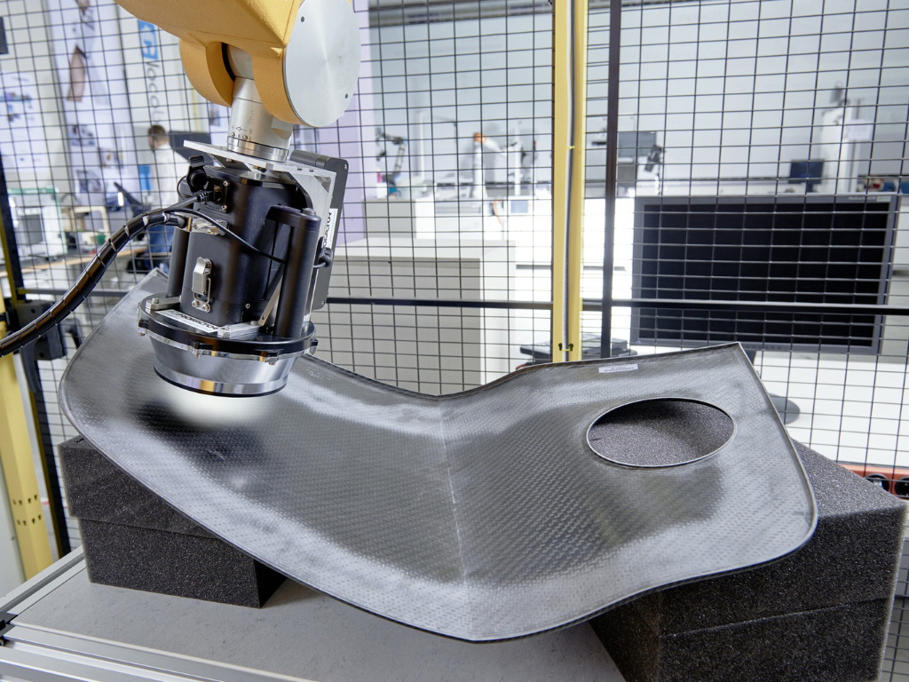 Robotergestützte industrielle Oberflächeninspektion eines gekrümmten Bauteils mit optischem Sensorsystem