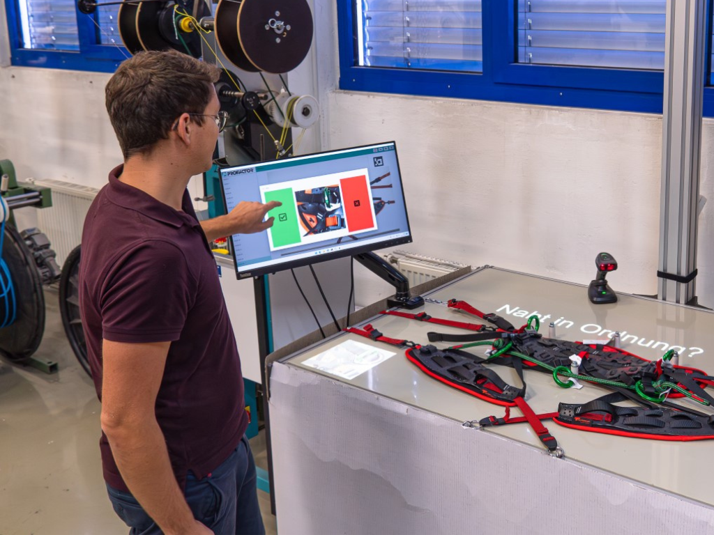 Industrielle Inspektion mit visueller Assistenzsystem für die Bauteilprüfung und Endkontrolle mittels Kameras und KI-basierter Bildverarbeitung