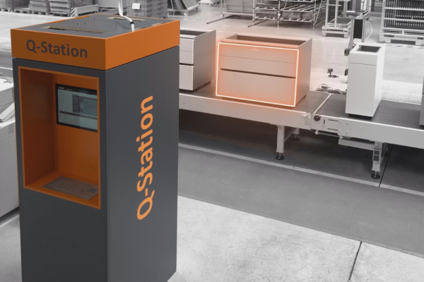Industrielle Inspektion mit visueller Assistenz für die Qualitätskontrolle von Bauteilen am Fließband