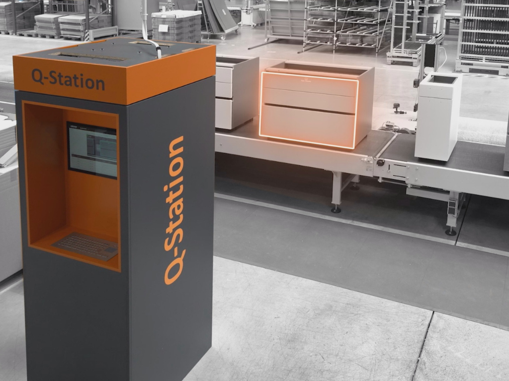 Industrielle Inspektion mit visueller Assistenz für die Qualitätskontrolle von Bauteilen am Fließband