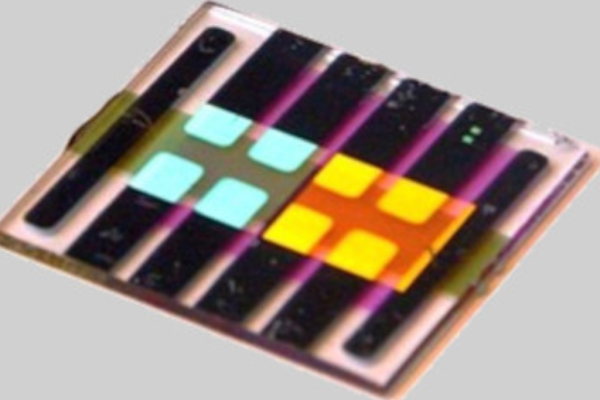 Nanostrukturiertes Halbleiterbauteil für Solarenergie-Anwendungen mit integrierten Mikrostrukturen, hergestellt mittels Nanoimprint-Lithographie.