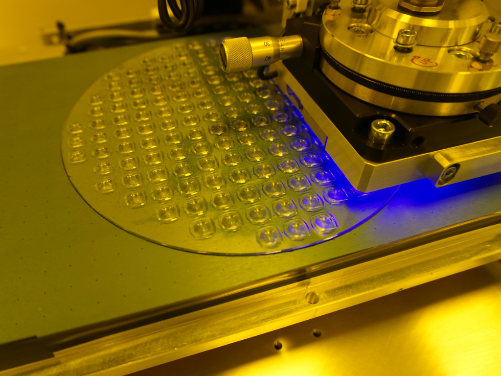 Nanoimprint-Lithographie Step-and-Repeat-System im Reinraum zur strukturierten Herstellung von Mikrooptik-Arrays auf einem Wafer mit UV-Belichtung.